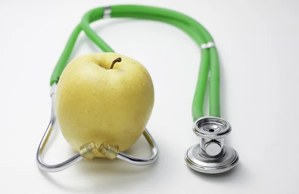 Apfel und Stethoskop. — Stockfoto