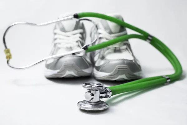 Взуття для бігу та стетоскоп . — стокове фото