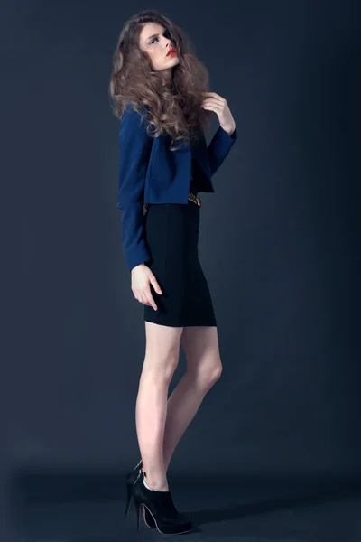 Студийный модный снимок красивой модели, обтянутой черным стильным лыжем — стоковое фото