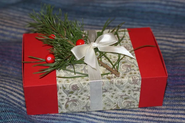 Caja roja con un regalo —  Fotos de Stock