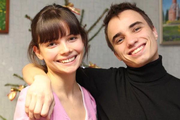Retrato de belo casal de adolescentes sorridentes — Fotografia de Stock