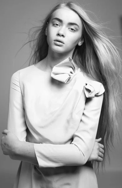 Retrato de uma bela jovem com cabelo longo soprando e bi — Fotografia de Stock