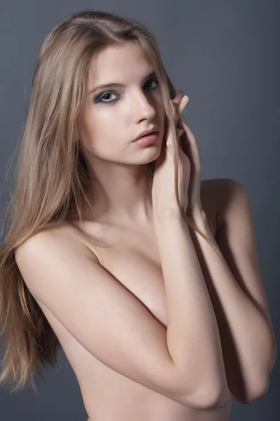 Portret van sexy Kaukasische jonge vrouw met mooie blauwe ogen — Stockfoto