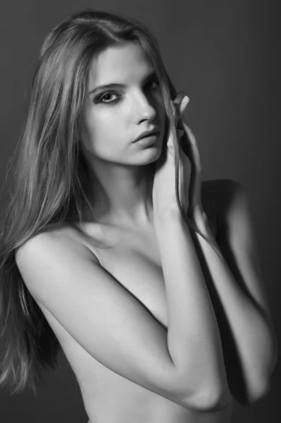 Retrato de mulher jovem caucasiana sexy com belos olhos azuis — Fotografia de Stock