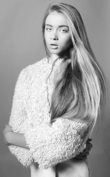 Moda uzun sarı saçlı güzel bir genç kız portresi — Stok fotoğraf