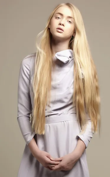 Portret de o fată frumoasă tânără cu păr lung suflare și bi — Fotografie, imagine de stoc