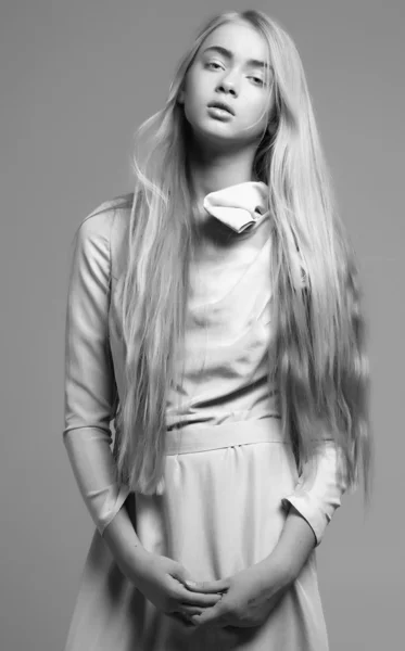 Potret seorang gadis muda yang cantik dengan rambut panjang bertiup dan bi — Stok Foto