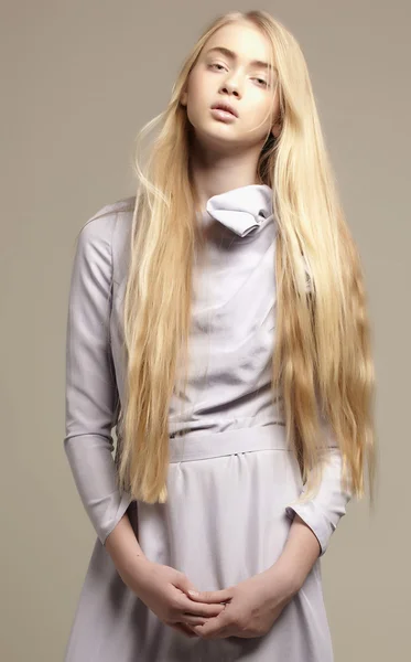 Retrato de uma bela jovem com cabelo longo soprando e bi Fotografia De Stock