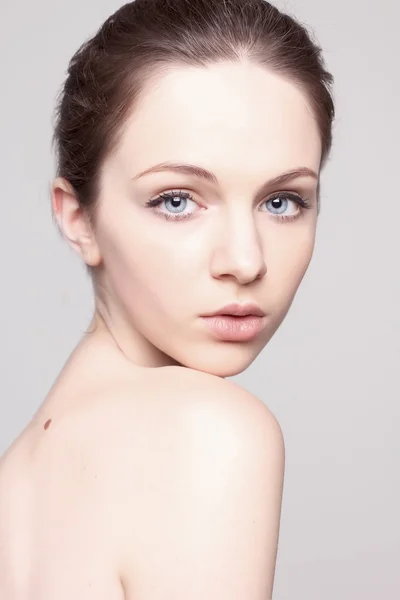 Primer plano retrato natural de mujer hermosa con grandes ojos azules —  Fotos de Stock