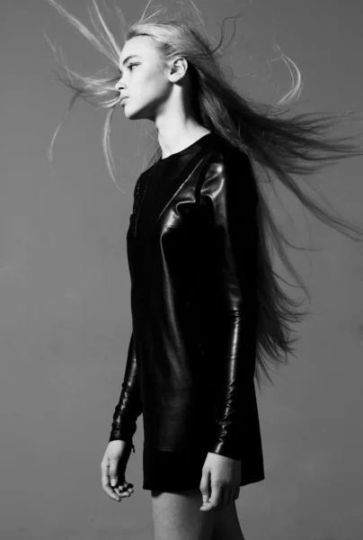 Leat で吹いて髪と美しい女性モデルのプロファイル ショット — ストック写真