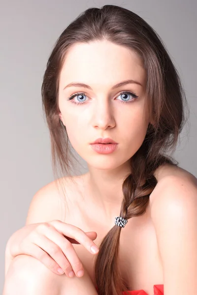 Zbliżenie naturalny portret dziewczynka kaukaski z duże niebieskie oczy — Zdjęcie stockowe