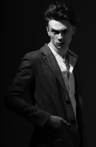 Ritratto di bel giovanotto, uomo d'affari in giacca di moda — Foto Stock