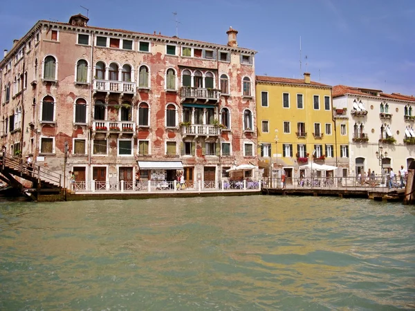 Исторические здания на реке в Венеции — стоковое фото