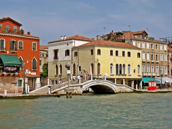 Historische gebouwen op de rivier in Venetië — Stockfoto