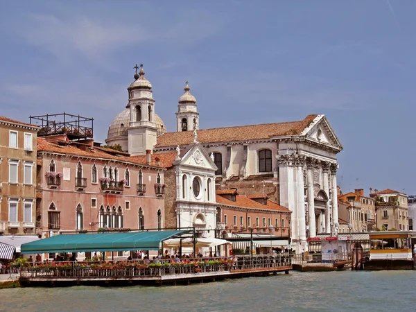 Ресторан на реке и базилике в Венеции — стоковое фото