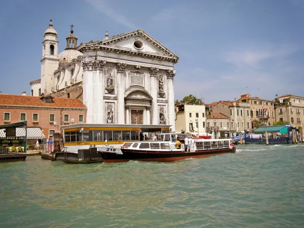 Chiesa sul fiume a Venezia — Foto Stock