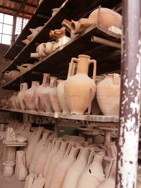 Ancient pottery in Pompeii — Stock Photo, Image
