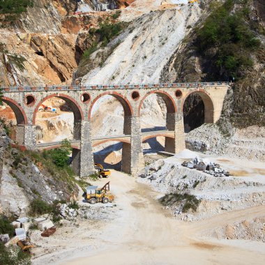 beyaz mermer ocağı, köprü ve Ekskavatör. Apuan, carrara, tusc