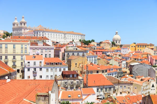 Alfama pohled na Lisabon. střechy, klášter sao vicente, kostela santa — Stock fotografie