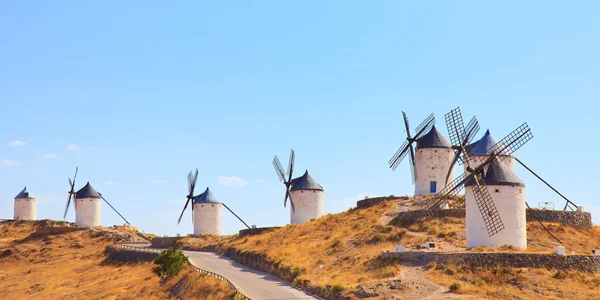 Consuegra landmark, szélmalmok panoráma. Kasztília-La Mancha, Sp — Stock Fotó