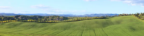 Toskánsko, panorama krajiny, farma, zelené louky, cypřiše, — Stock fotografie