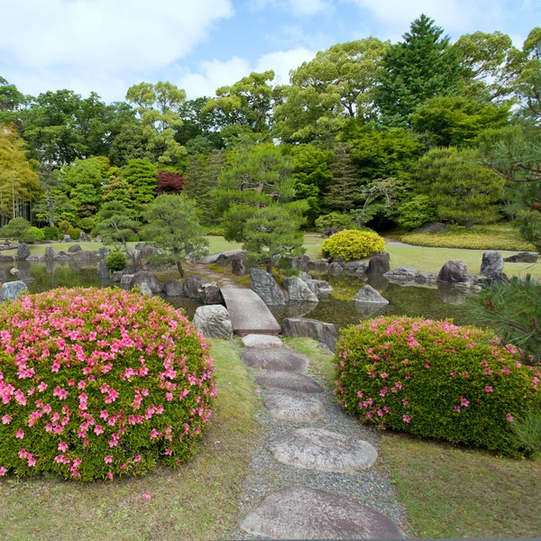 Jardín Zen con puente, plantas, rocas y estanque — Foto de Stock