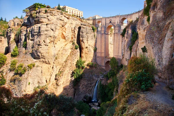 Nový most a vodopády v ronda bílé vesnici. Andalusie, Španělsko. — Stock fotografie