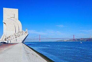 Lisbon, keşifler Anıtı 25 Nisan Köprüsü ve tagus RI