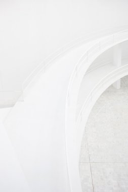 Çift yüksek kaldırım, beyaz minimal modern mimarinin uygu