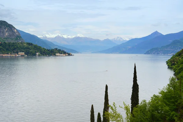 Como Seenlandschaft. Bäume, Wasser und Berge. Italien, Europa. — Stockfoto