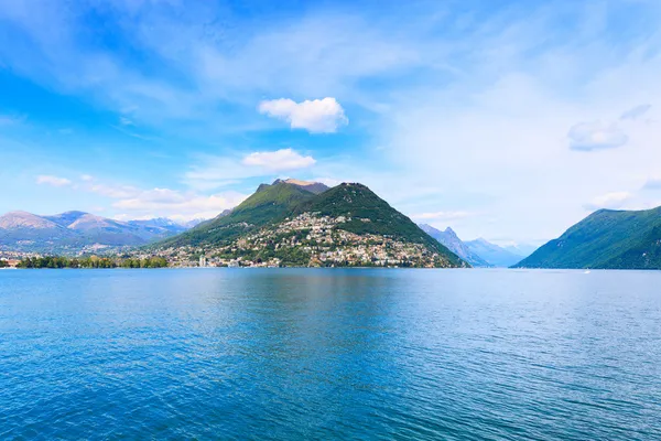 Lago Lugano paisaje. Ciudad y montañas. Ticino, Suiza, Europa — Foto de Stock