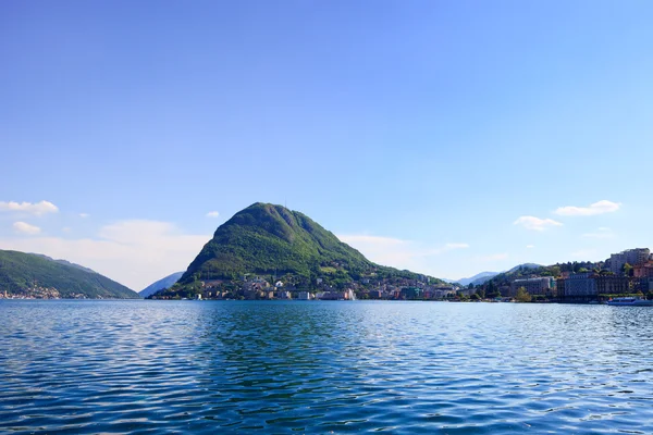 Lugano meer en de bergen landschap. Ticino, Zwitserland, Europa. — Stockfoto