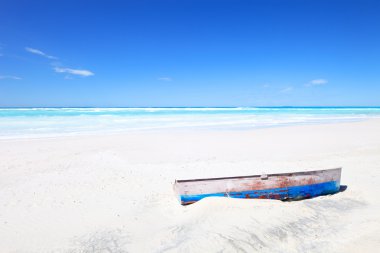eski bir tekne tropikal sunny beach beyaz ve mavi gökyüzü