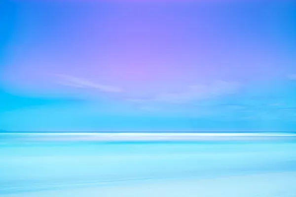 Fotografia de longa exposição 2 minutos. Mar suave e céu azul . — Fotografia de Stock