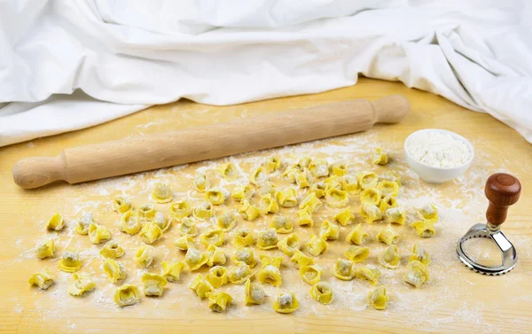Tortellini italienische Pasta gefüllt mit Mehl und Nudelholz — Stockfoto