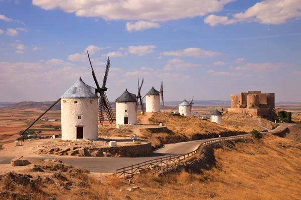 Moinhos de vento e castelo de Consuegra. Espanha — Fotografia de Stock