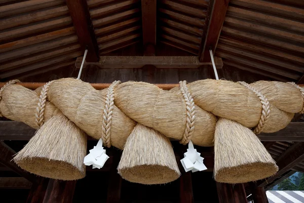 shimenawa, cuerda shinto japonés.