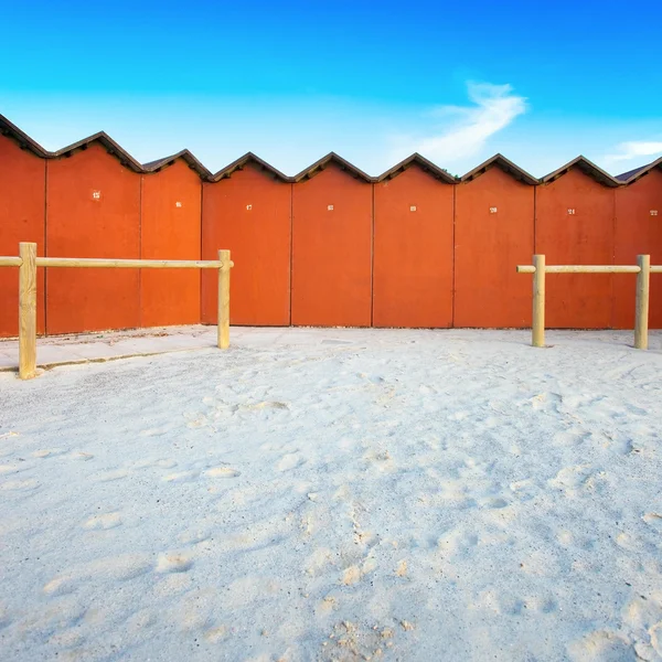 Červená koupání chaty na bílé pláži — Stock fotografie