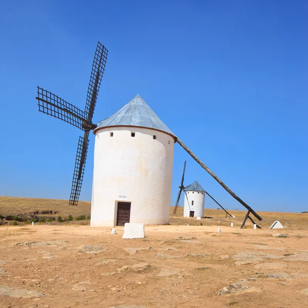 Twee windmolens. Castilië la mancha, Spanje. — Stockfoto