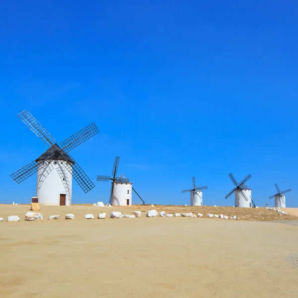 Fünf Windmühlen. castile la mancha, Spanien. — Stockfoto