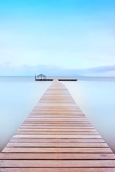 Wooden pier in a cold atmosphere. Tuscan coast. — Stock Photo, Image