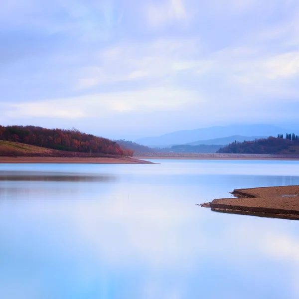 Mountain lake landscape in a cold atmosphere. — Stock Photo, Image