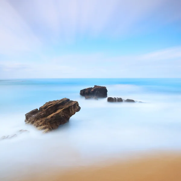 三个石头海景。长时间曝光摄影. — 图库照片