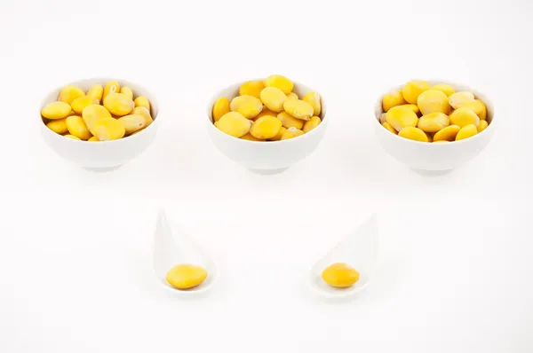 Lupinen-Bohnen-Snack-Vorspeise in kleinen Tassen auf weiß — Stockfoto
