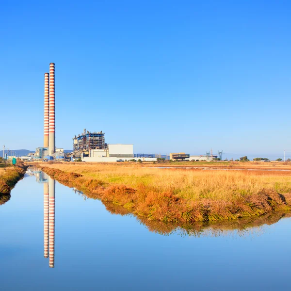 Power plant with smoke stacks and reflection on water — Stock Photo, Image