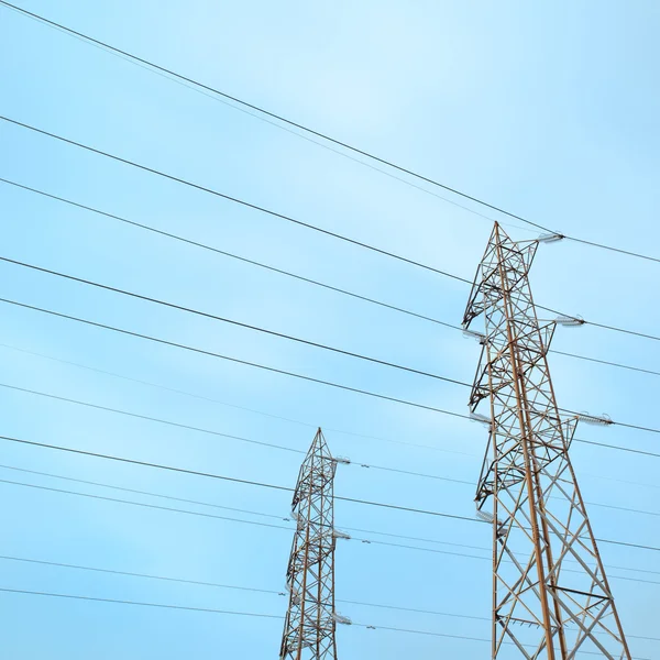 Dos torres de transmisión, también conocidas como torres eléctricas . —  Fotos de Stock