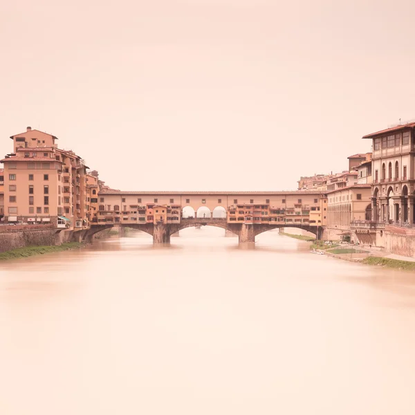 Ponte vecchio am Fluss Arno. Florenz, Toskana, Italien. Lange Expo — Stockfoto