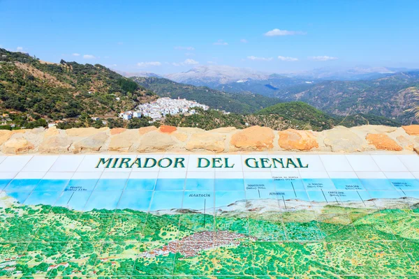 Mirador del genal landschap. algatocin witte dorp, Andalusië, — Stockfoto