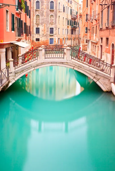 Venetië, brug over water canall. lange blootstelling fotografie. — Stockfoto