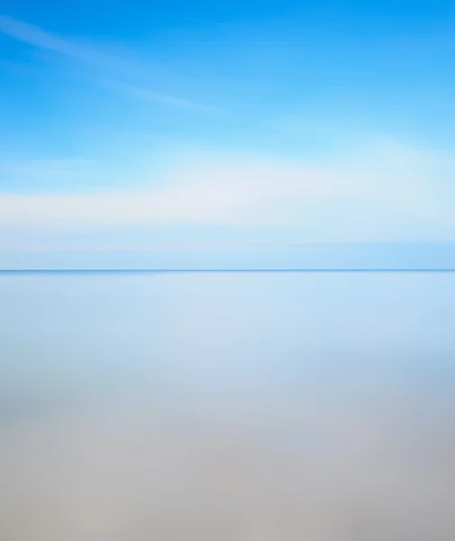 Photographie longue exposition. Horizon ligne, mer douce et ciel bleu — Photo